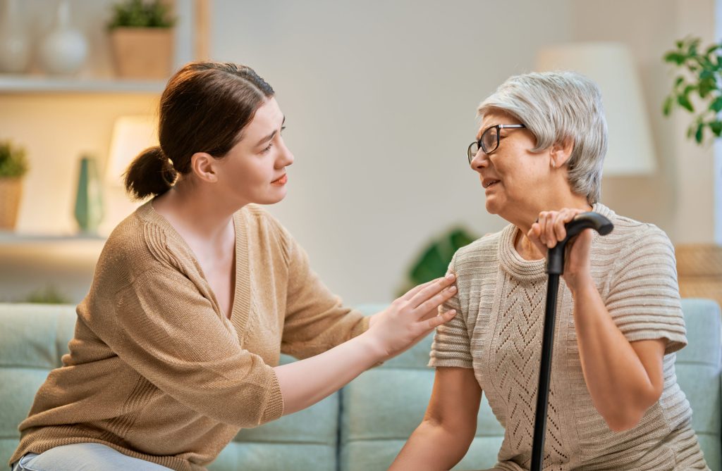 Kapan Waktu Tepat Memulai Home Care untuk Orang Tua? Sinyal & Pertimbangannya